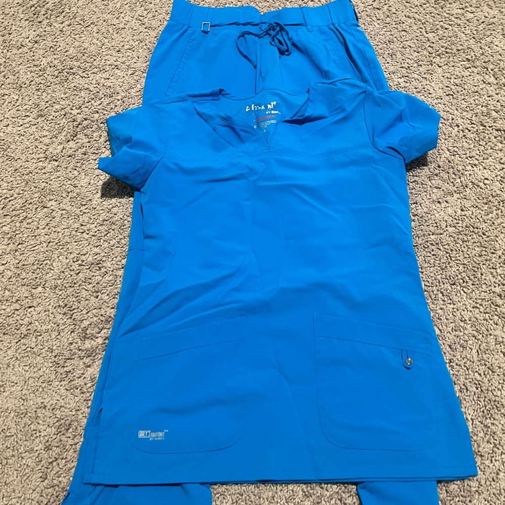 Grey’s Anatomy by Barco signature edition scrubs. Small top small bottom.